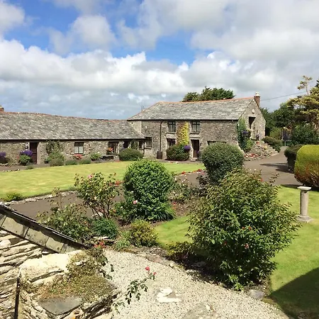 Courtyard Farm Cottages Mill End